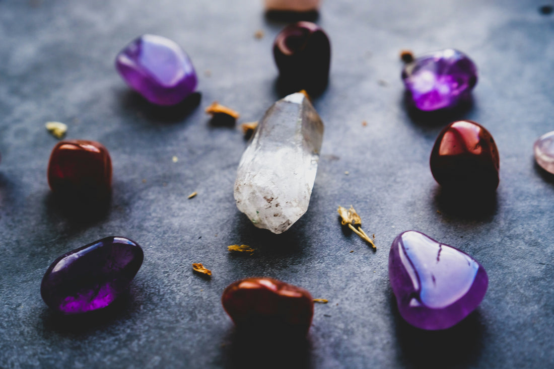 Pierres naturelles authentiques - Guide reconnaître véritables cristaux améthyste quartz