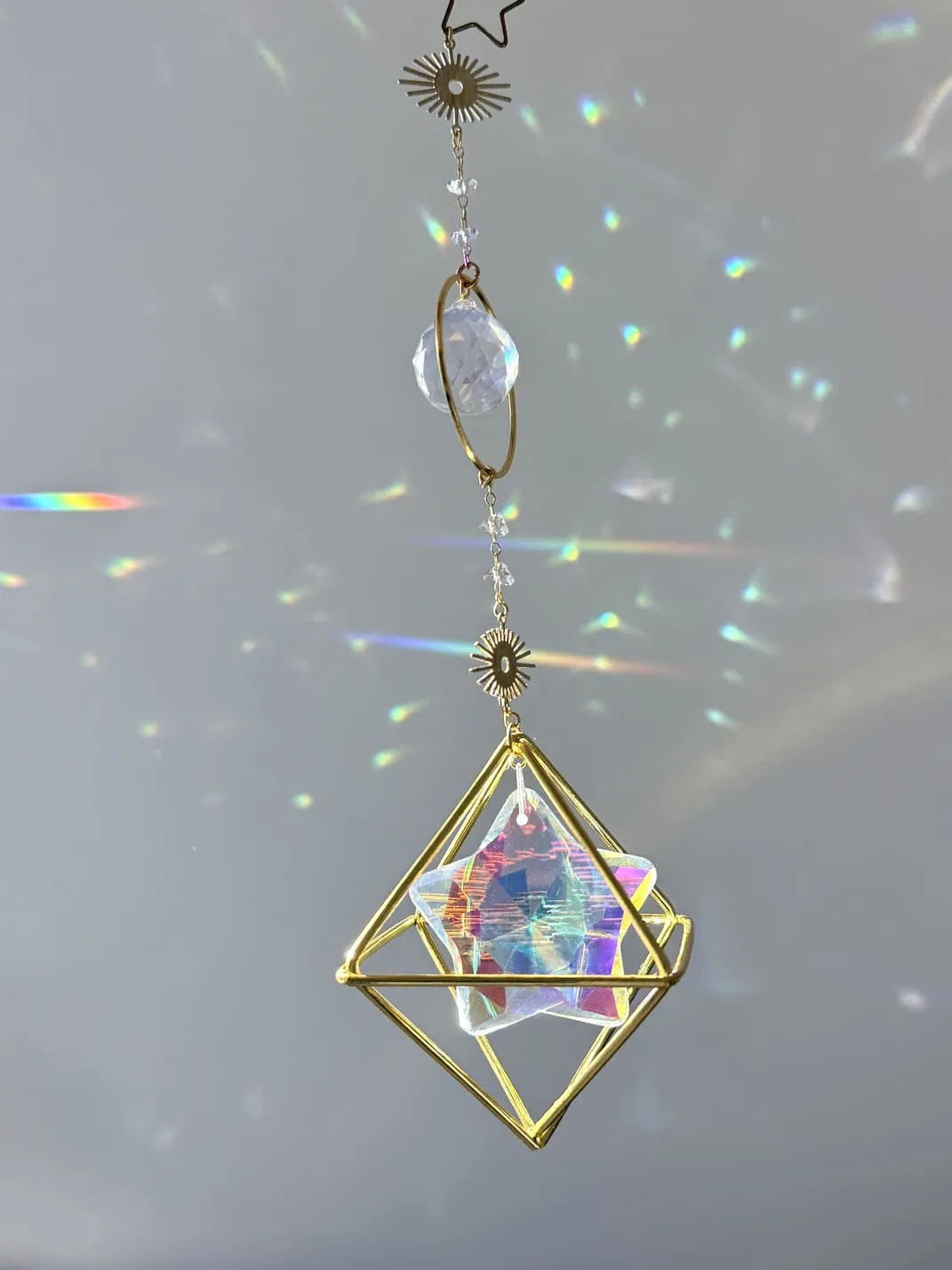 Attrape-soleil cristal arc-en-ciel géométrique doré | Sahana Spirit