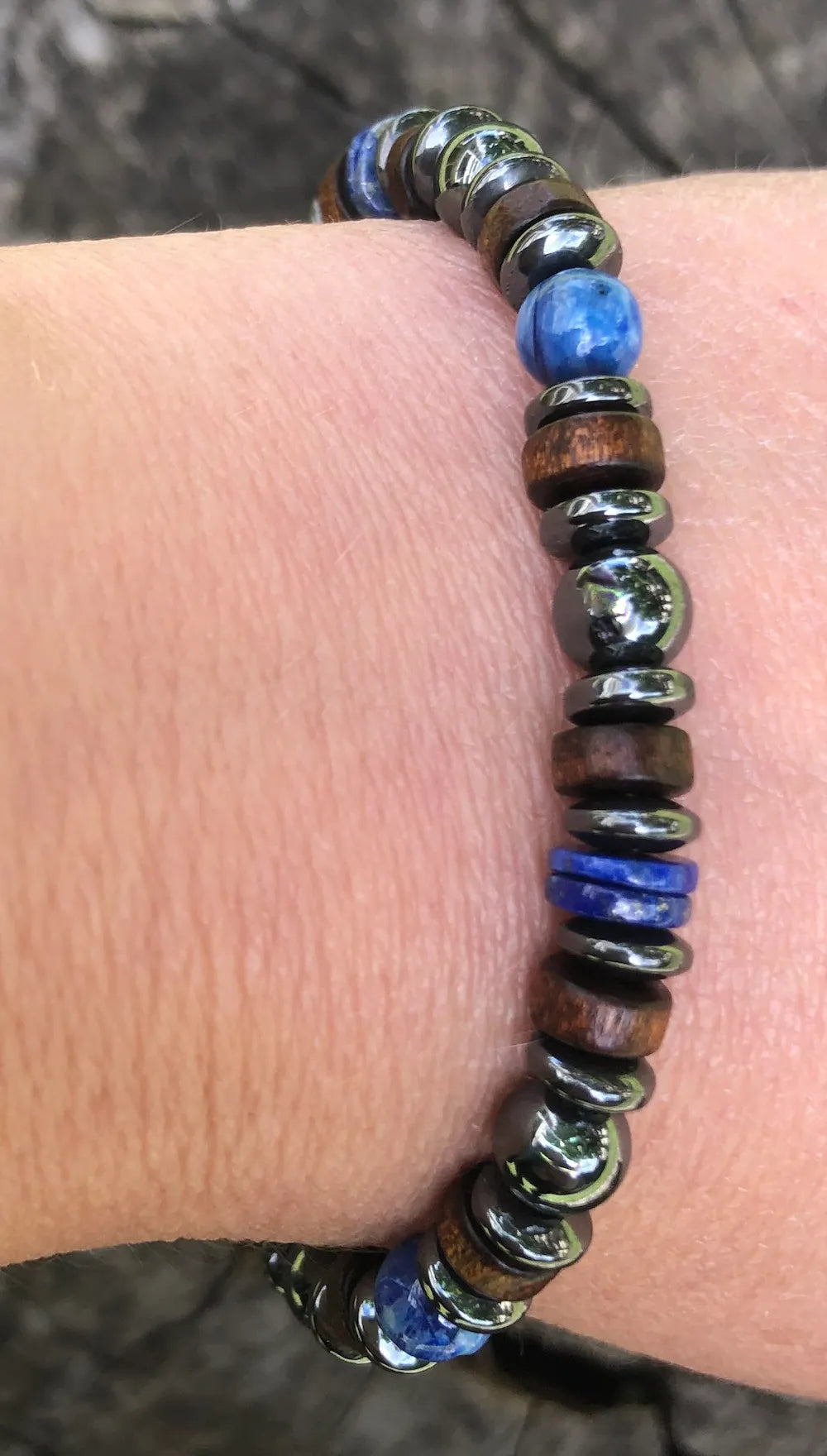 AEDAN - Bracelet Homme en Cyanite, Lapis-Lazuli, Bois et Hématite - Vue à plat sur pierre