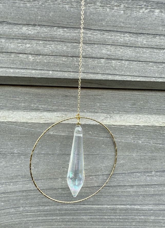 Détail pierre labradorite naturelle attrape-soleil ANDROMÈDE - cristal pointu

