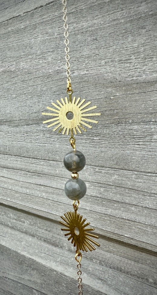 Attrape-Soleil ANDROMÈDE cristaux suspendus - Feng Shui lithothérapie 45cm
labradorite et soleils dorés