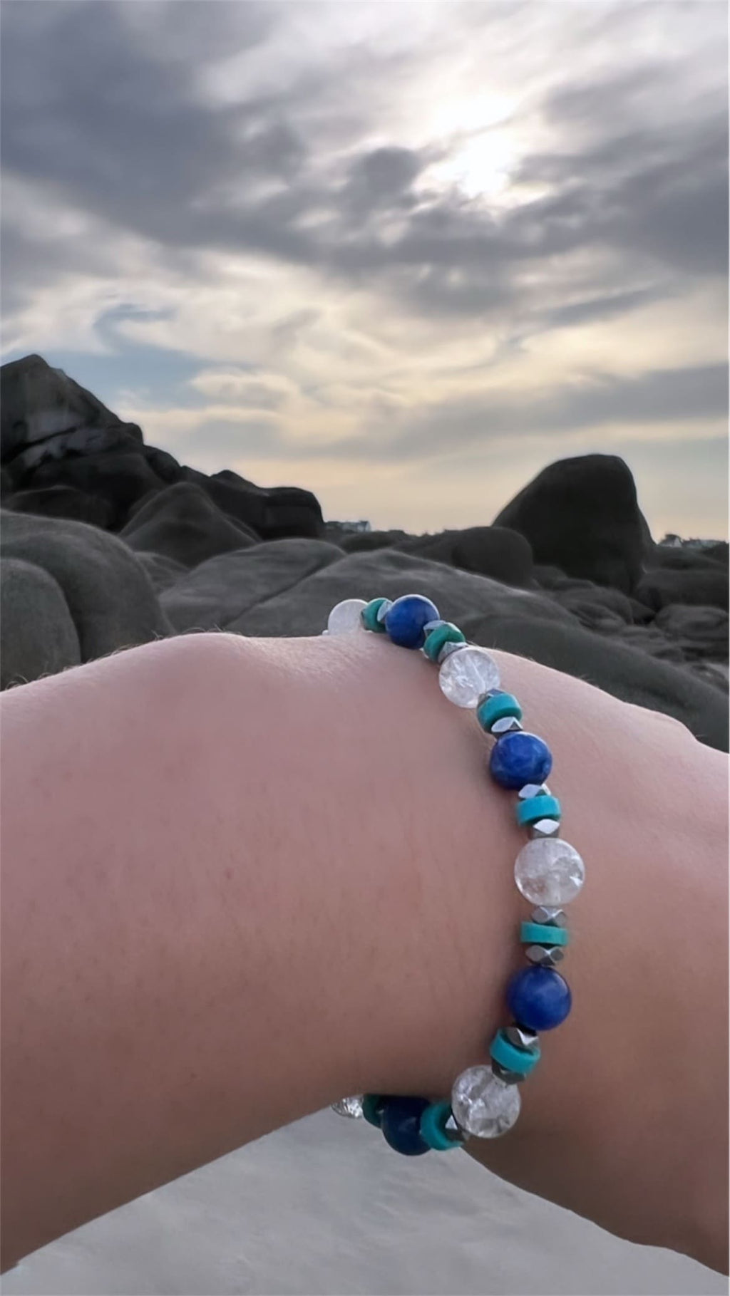 AMBRE Bracelet Femme Cyanite Cristal de Roche Turquoise Hématite 6mm - Vue rapprochée perles turquoise
