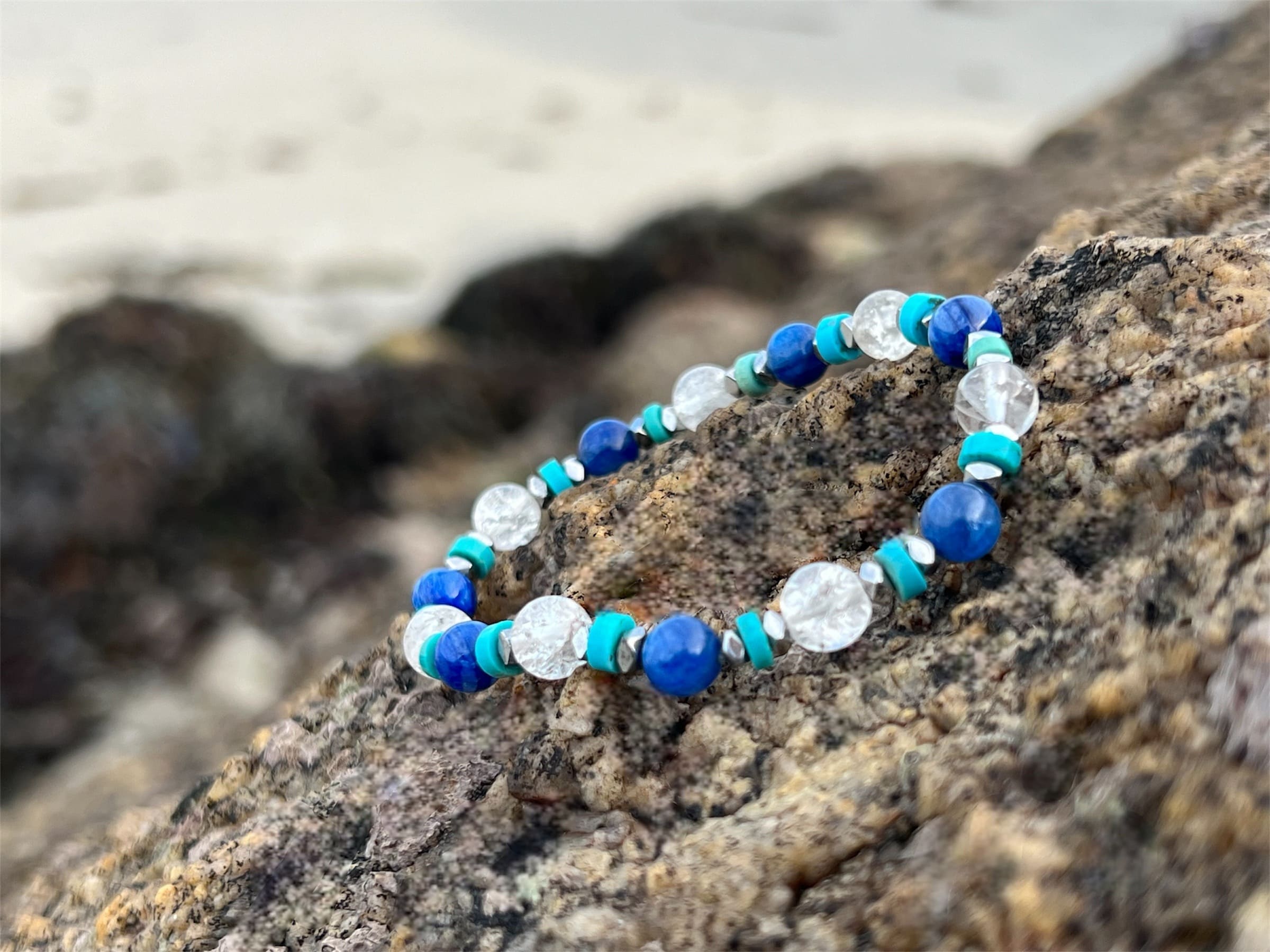 AMBRE Bracelet Femme Cyanite Cristal de Roche Turquoise Hématite 6mm - Vue complète pierres bleues turquoise
