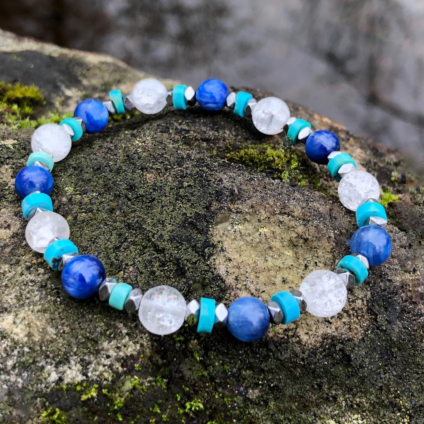 AMBRE Bracelet Femme Cyanite Cristal de Roche Turquoise Hématite 6mm - Détail cyanite cristal turquoise
