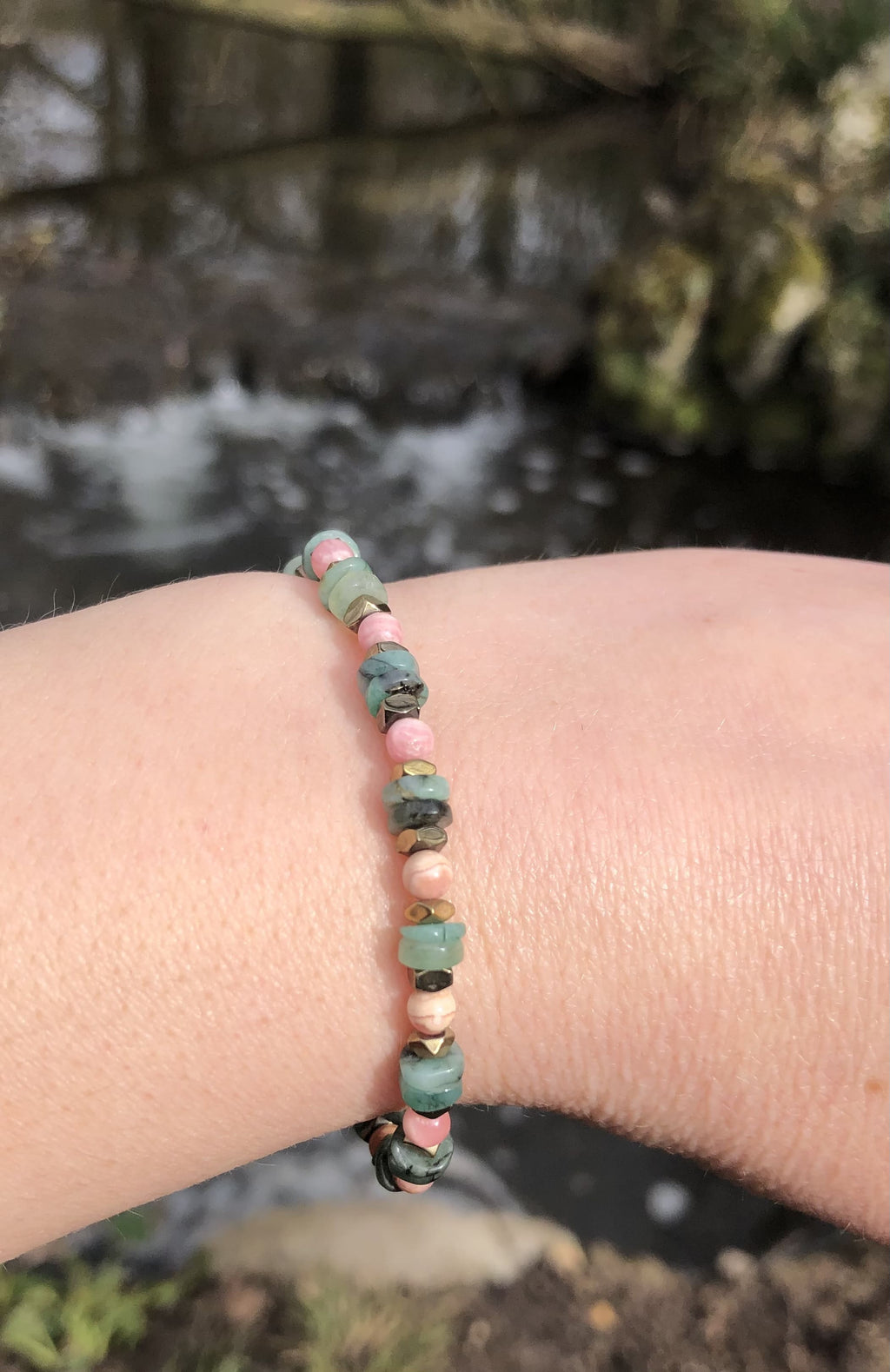  Bracelet AMELIA en Émeraude et Rhodochrosite - Porté au poignet