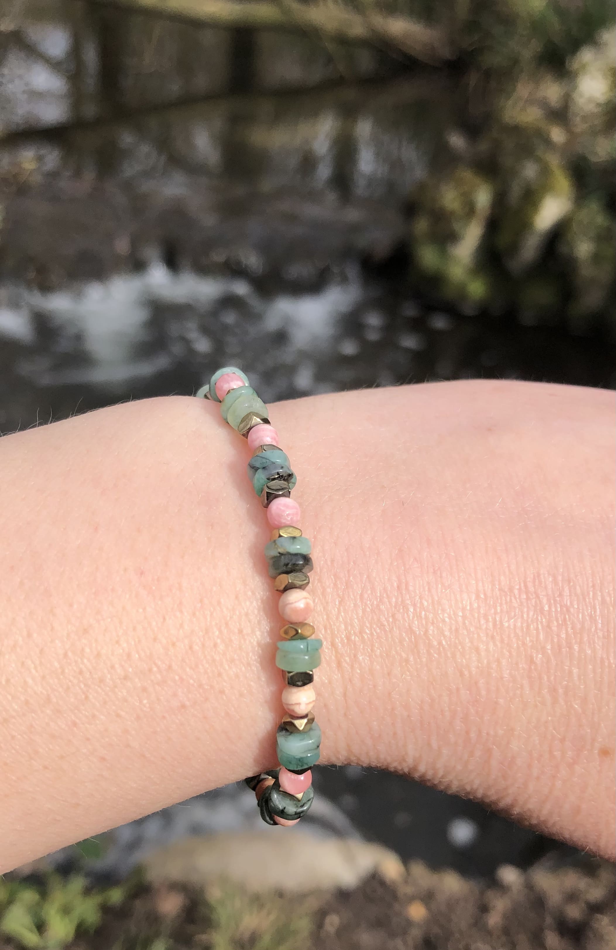  Bracelet AMELIA en Émeraude et Rhodochrosite - Porté au poignet