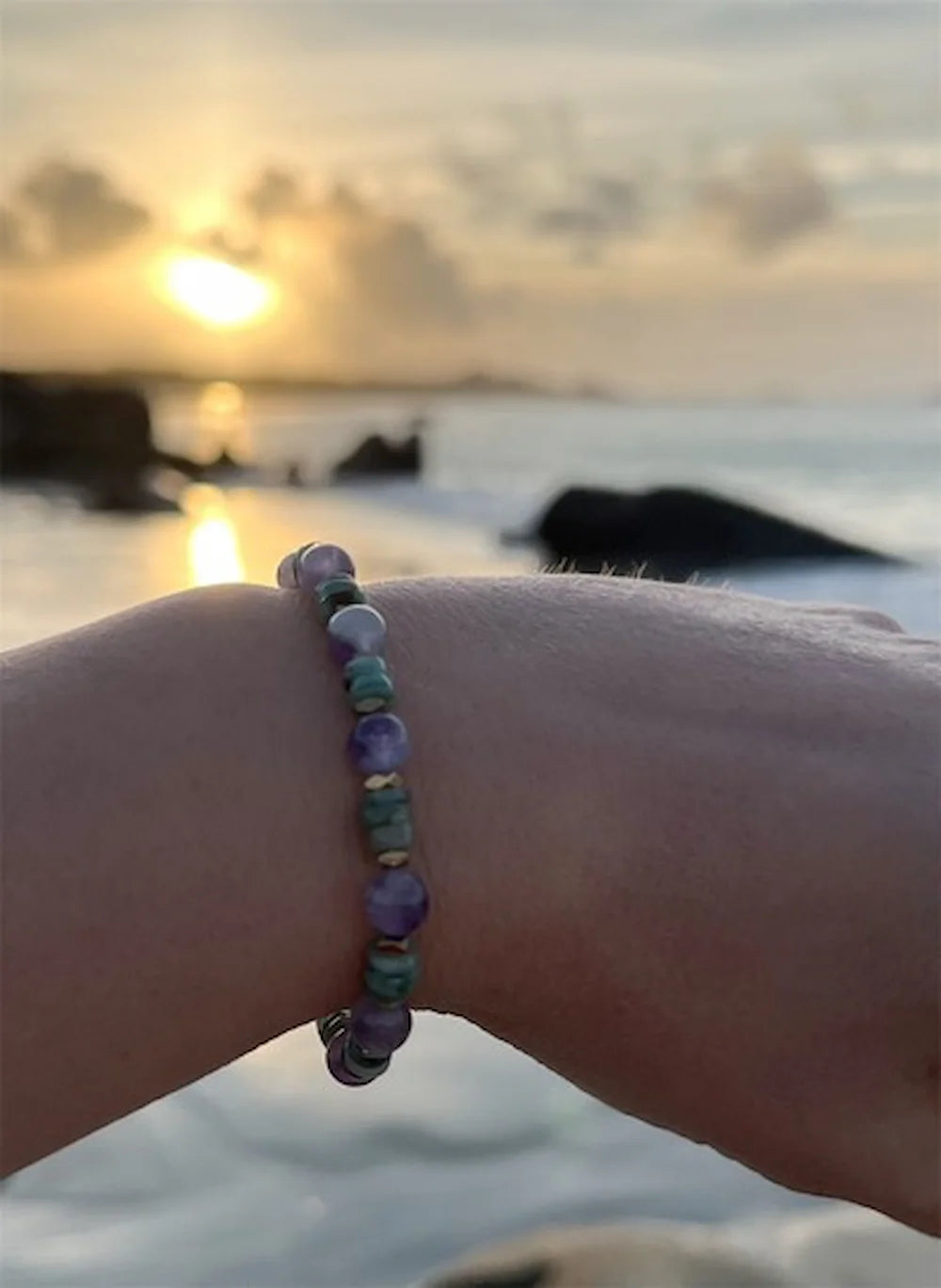 Bracelet pierres naturelles Améthyste Émeraude porté femme sérénité amour - Sahana Spirit
