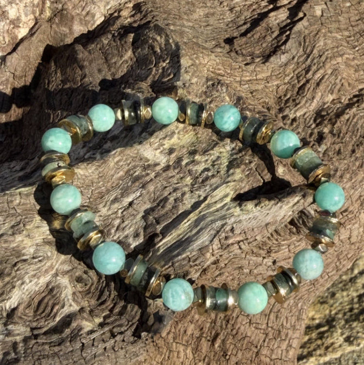 Bracelet émeraude brute, Amazonite, laiton et Hématite chakra du coeur apaisement et communication juste