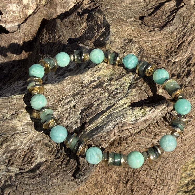 Bracelet amazonite émeraude hematite et laiton, chakra du coeur, expression juste des sentiments