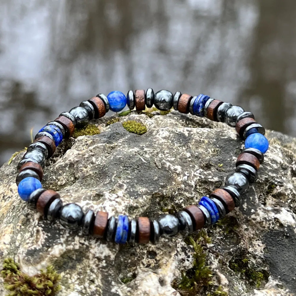 Bracelet Talisman AEDAN - Détail des pierres Cyanite 6mm, Lapis-Lazuli 6mm, Bois 6mm et Hématite
