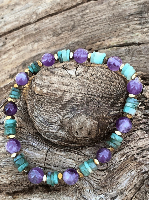 Bracelet INAYA émeraude brute améthyste hématite pierres naturelles détail composition
