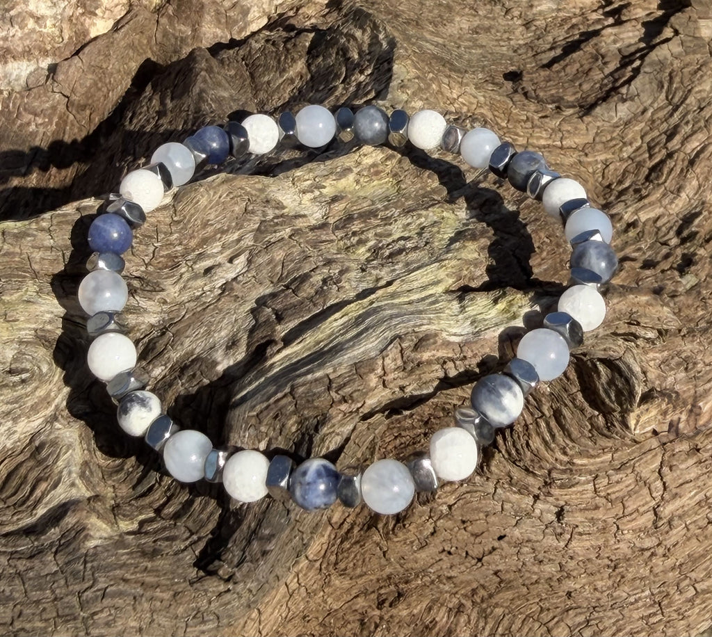 bracelet enfant sodalite jade blanc et hématite. harmonie, douceur et communication juste.