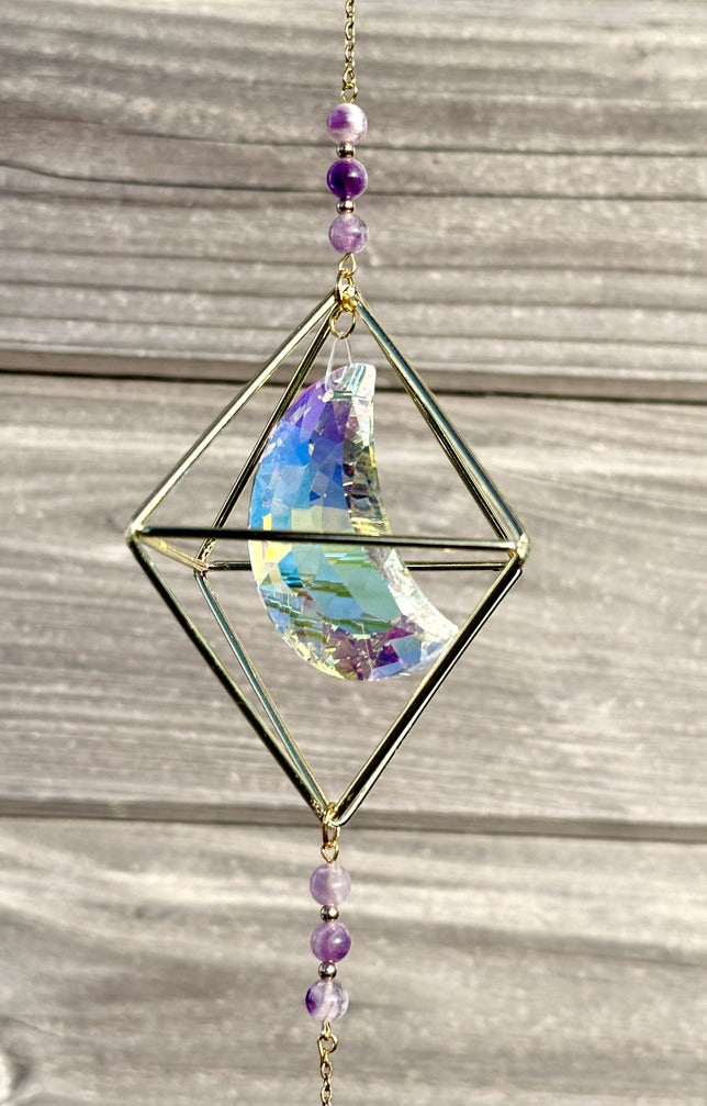 MAÏA Attrape-Soleil - Détail améthyste violette cristaux géométrie dorée chakra couronne
