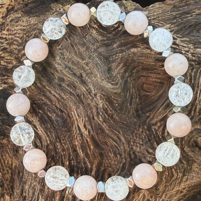 MANON Bracelet Enfant Pierre de Lune pêche Cristal de Roche Hématite 6mm - Vue complète sur bois naturel
