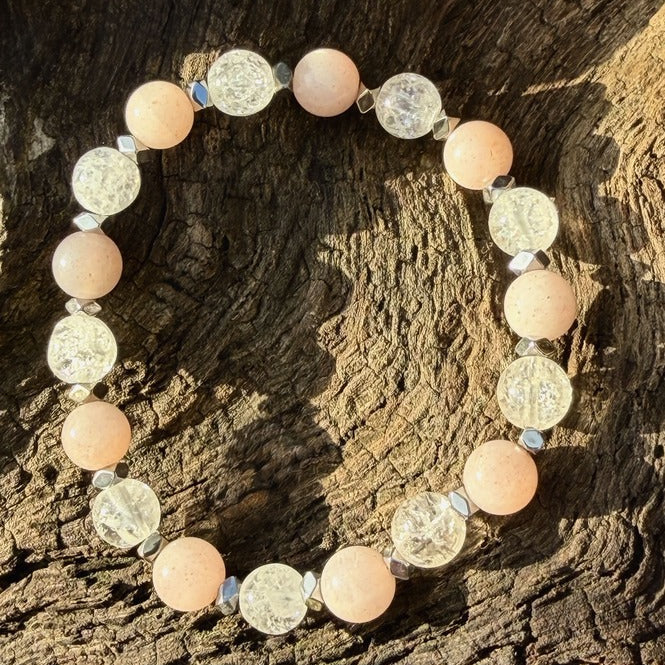 MANON Bracelet Talisman Enfant - Détail pierres semi-précieuses rose pêche et cristal

