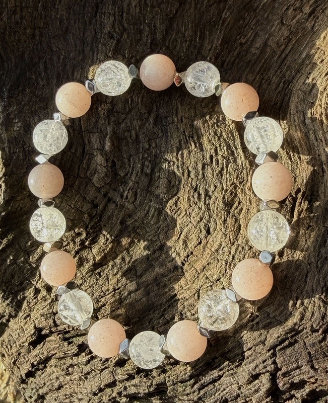 MANON Bracelet Enfant Pierre de Lune - Vue rapprochée alternance pierres roses et transparentes
