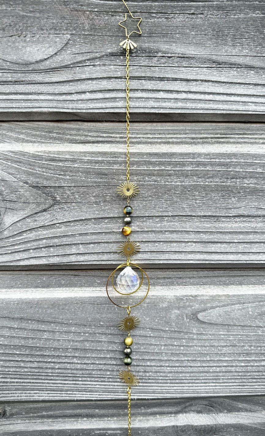 SYRIUS Attrape-Soleil - Détail œil de tigre doré pyrite cristaux arc-en-ciel
