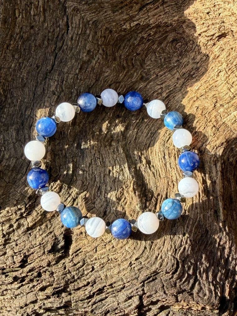 SOFIA Bracelet Femme Cyanite Calcédoine - Vue rapprochée pierres bleues apaisantes chakra gorge
