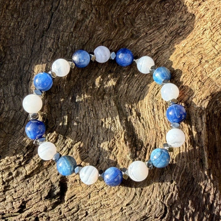 SOFIA Bracelet Femme Cyanite Calcédoine Hématite 6mm - Vue complète sur bois naturel
