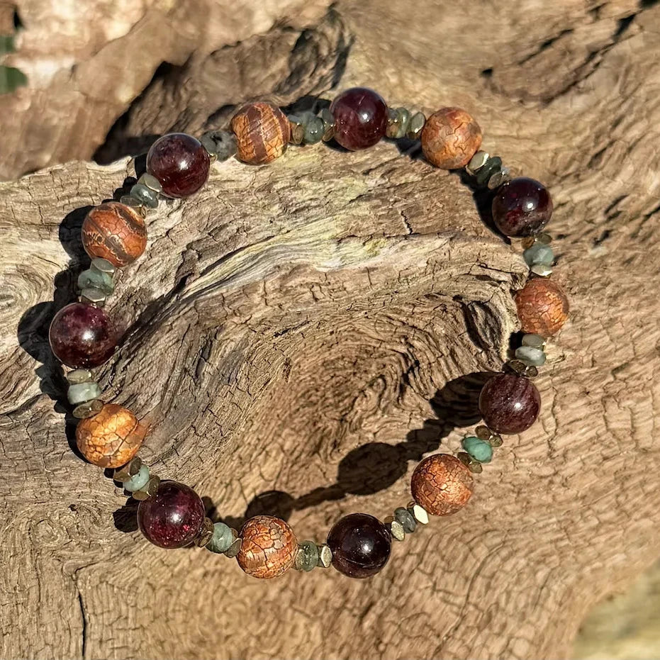Bracelet femme Agate Tibétaine Dzi Grenat Émeraude Hématite THELMA | Sahana Spirit
