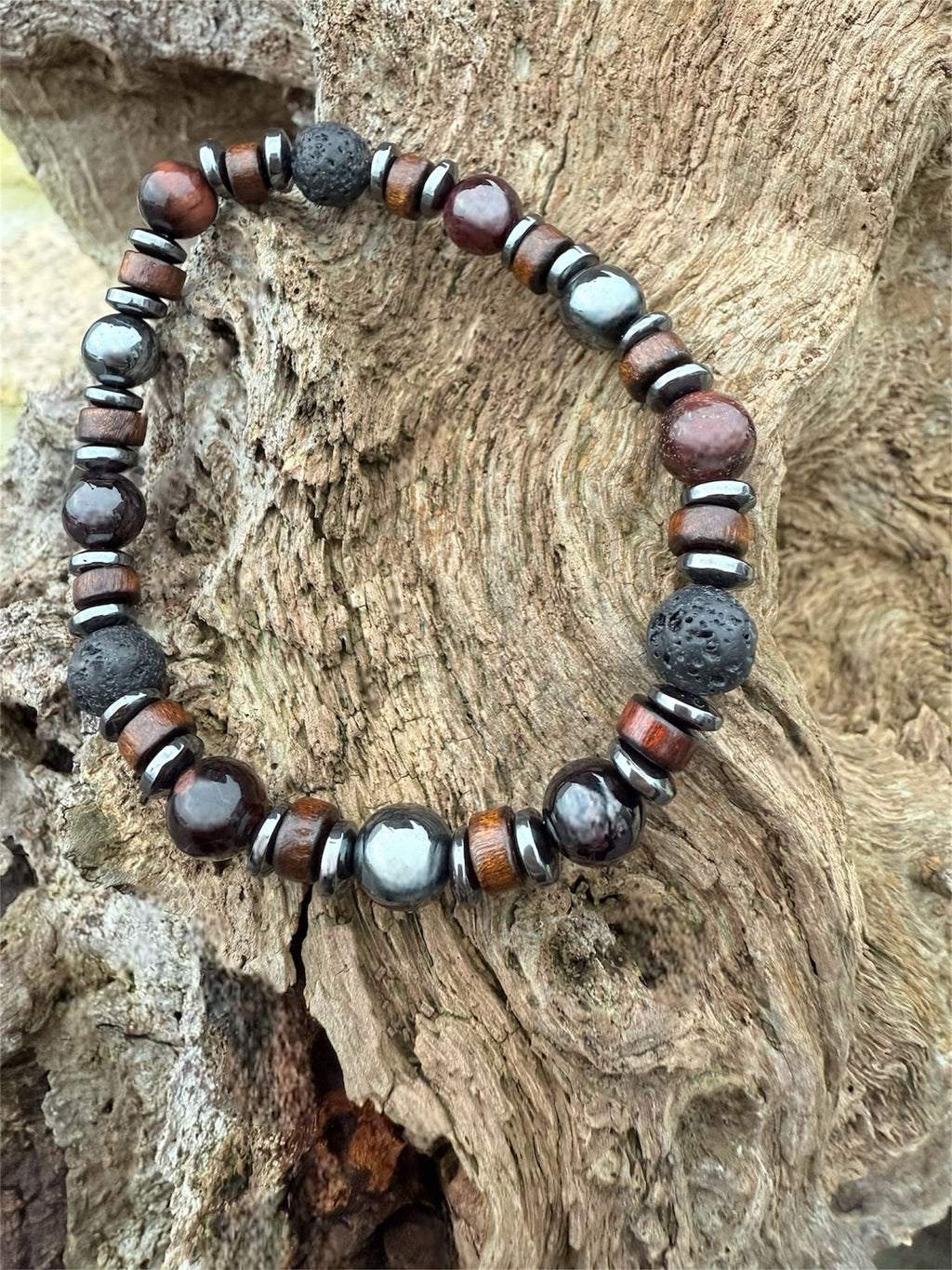 Bracelet homme oeil de taureau, pierre de lave et hématite vue profil