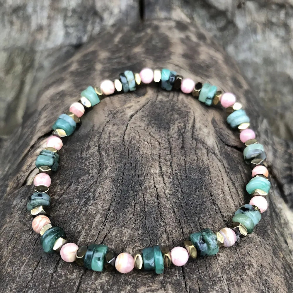 Bracelet Talisman AMELIA - Détail des pierres Émeraude 4mm, Rhodochrosite 4mm et Hématite 3mm