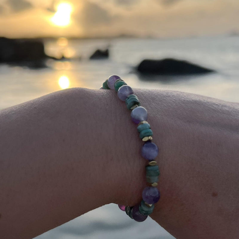 INAYA - Bracelet Femme en Émeraude, Améthyste et Hématite - Porté au poignet