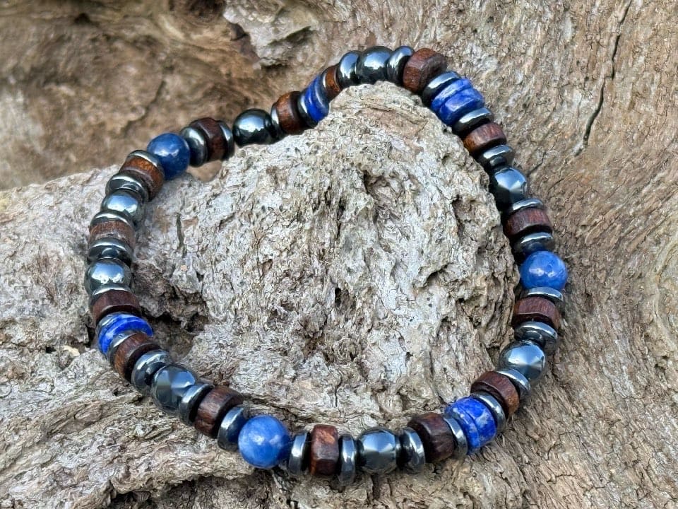 Aedan Bracelet Homme Cyanite Lapis-Lazuli Bois Hématite 8mm - Vue rapprochée pierres bleues
