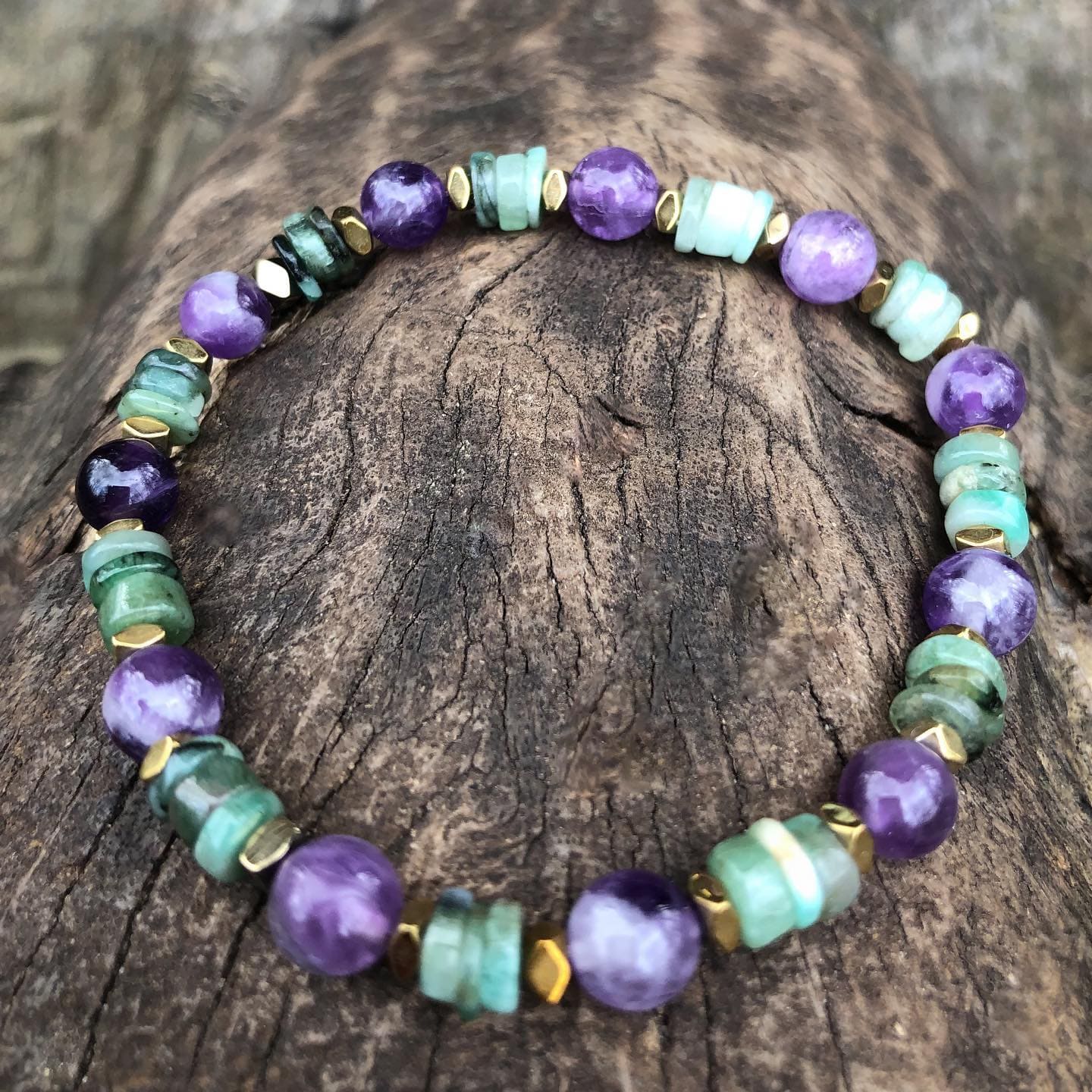 Bracelet Talisman INAYA - Détail des pierres naturelles Émeraude 4mm, Améthyste 6mm et Hématite 3mm