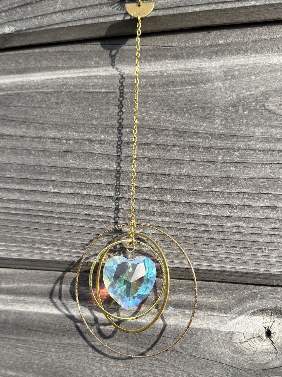 EROS Attrape-Soleil - Vue rapprochée cristal irisé forme de coeur reflets arc-en-ciel géométrie sacrée 
