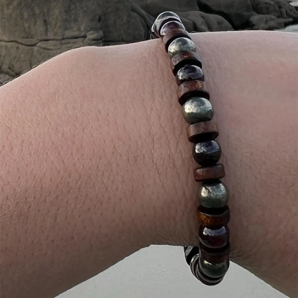 DRIS Bracelet Homme Grenat Pyrite Bois 8mm - Porté au poignet masculin