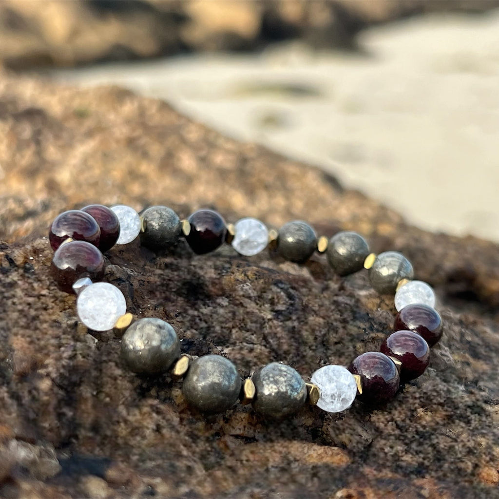 MAYRA Bracelet Femme Cristal de Roche Pyrite Grenat Hématite 6mm - Vue complète pierres claires et métalliques

